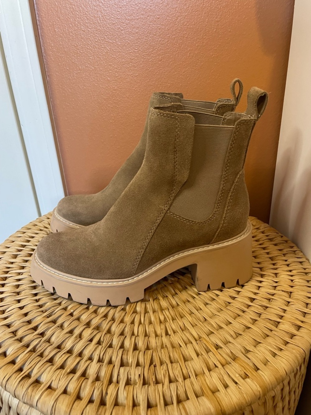 Dolce Vita Halina Chelsea Boots in Taupe Suede Women’s Size 6 - Picture 4 of 10